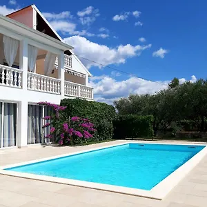Ferienhaus Holiday Emma, Debeljak